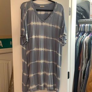 No tag for size but looks like large. boutique brand.